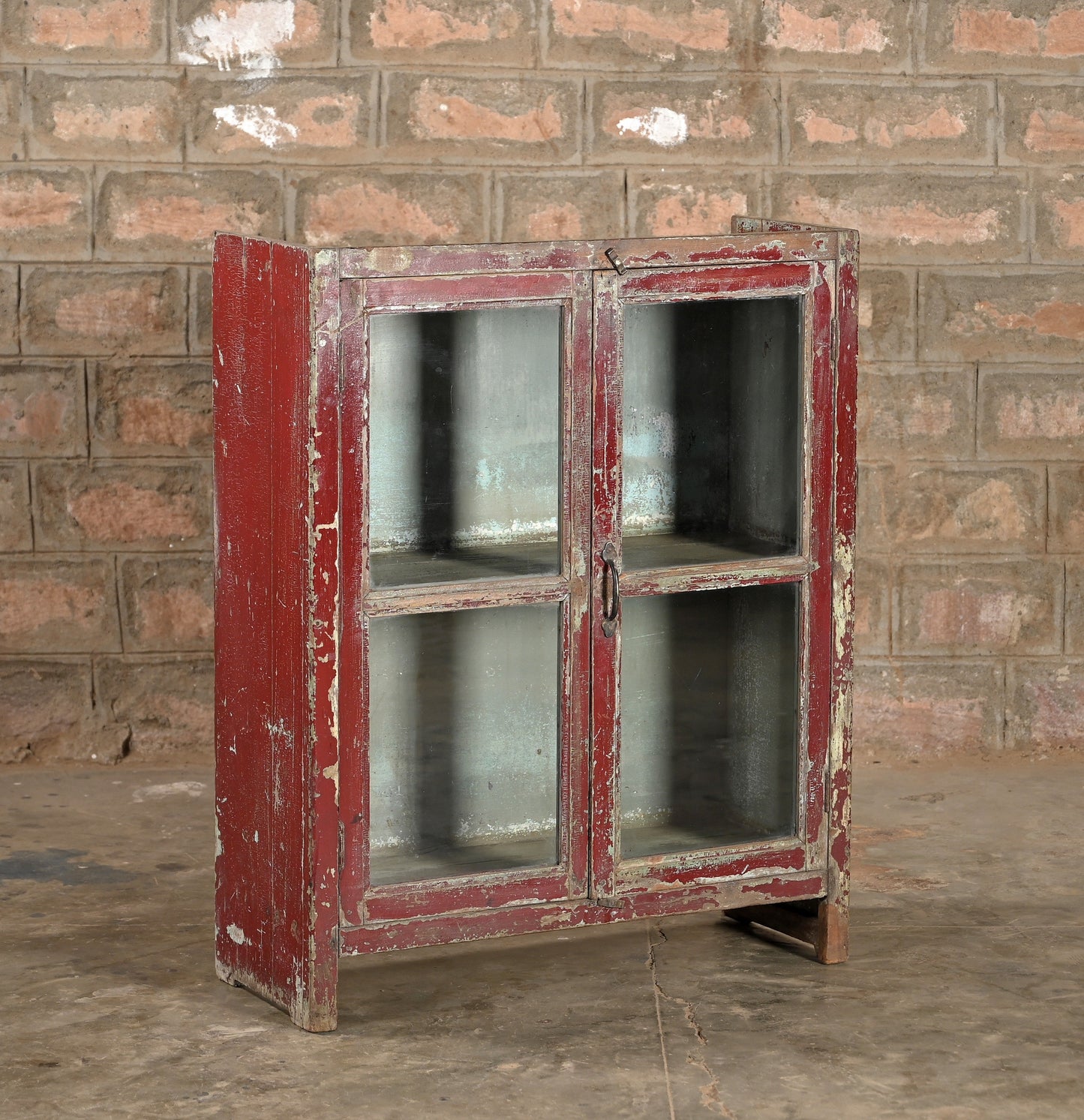 Tilgjengelig på Galleri Soon - lite vitrineskap med nydelig patina