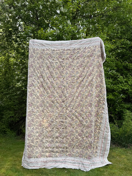 Sengeteppe - beige, rosa, brun og grønn