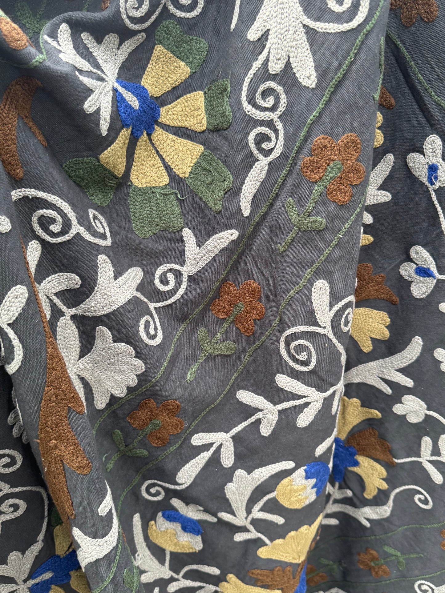 Suzani - brodert bomull (raw cut)