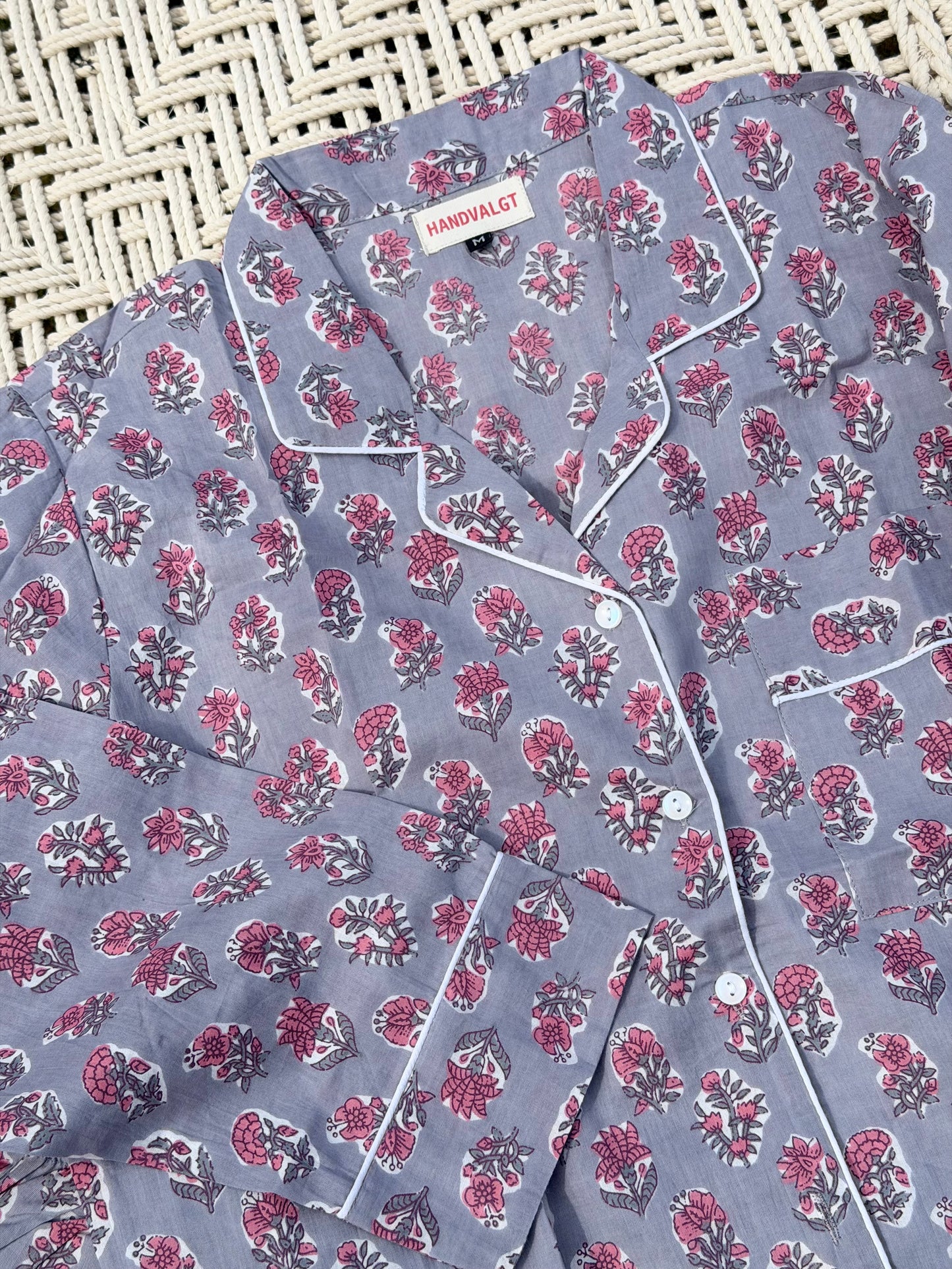 Pysjamas - Grå med rosa blomster