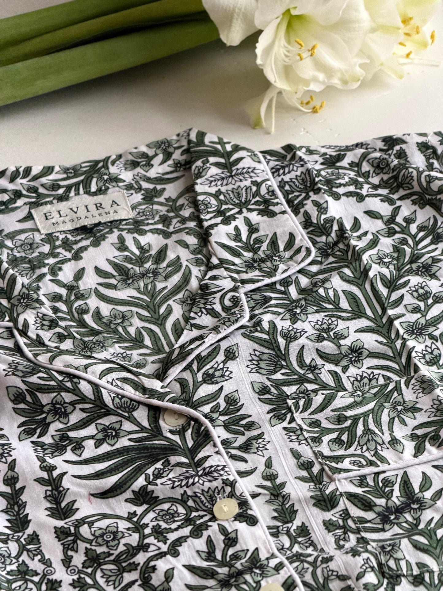 Pysjamas - hvit med dyp grønt mønster