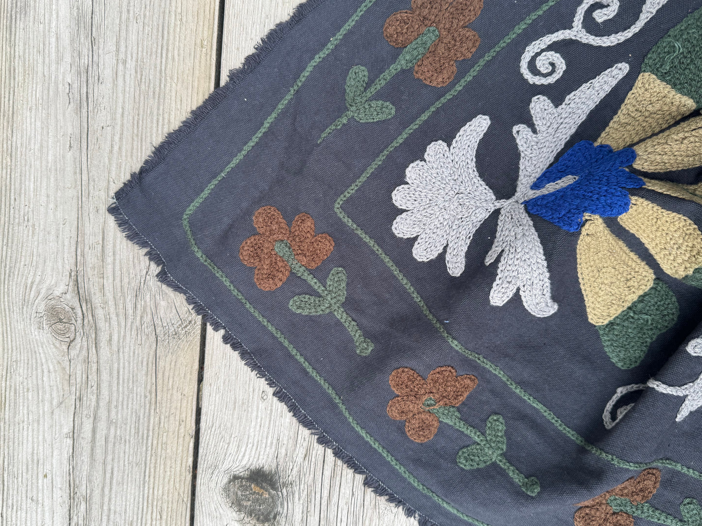 Suzani - brodert bomull (raw cut)