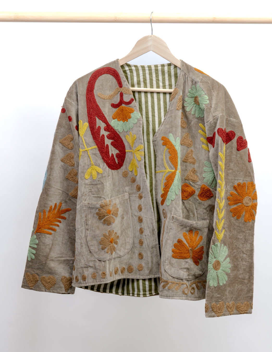 Jakke med broderi (V-neck)