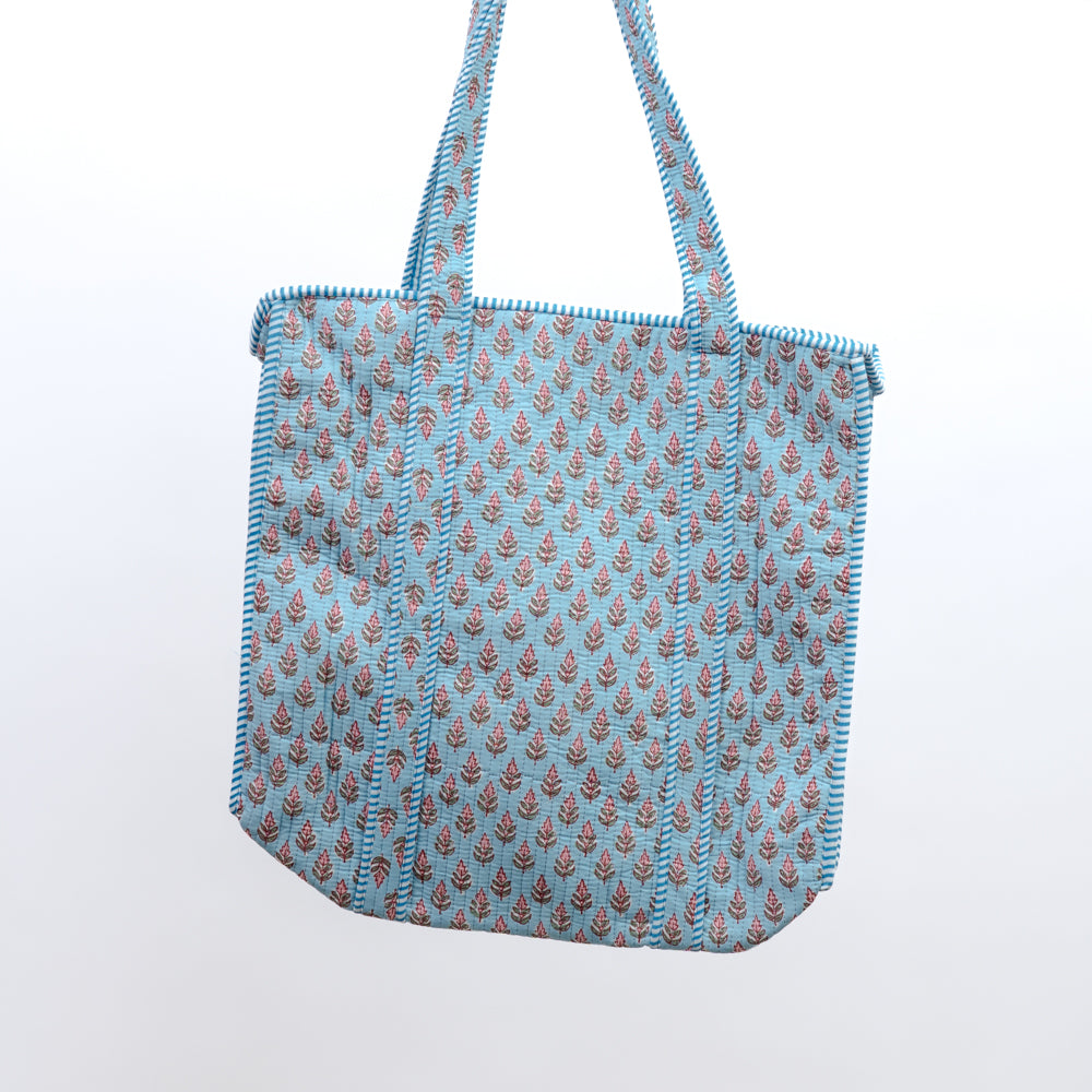 Quilted bag m/zip - lys blå m/små blomster