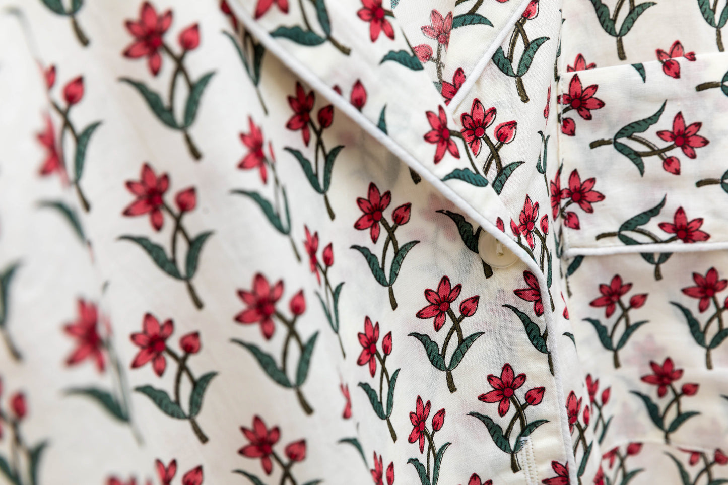 Pysjamas - hvit med blomster