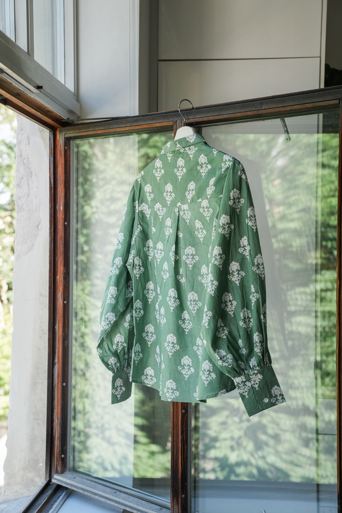 Elvira shirt - grønn med hvite blomster