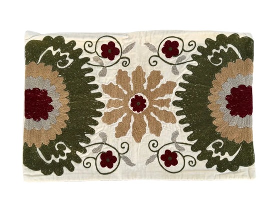Hvit velour med broderi - 40x60cm