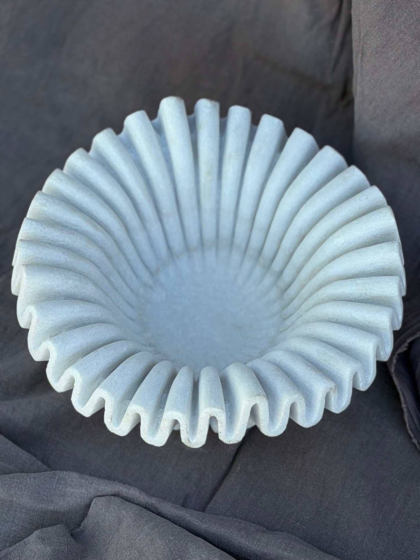 Skulpturelt marmorfat