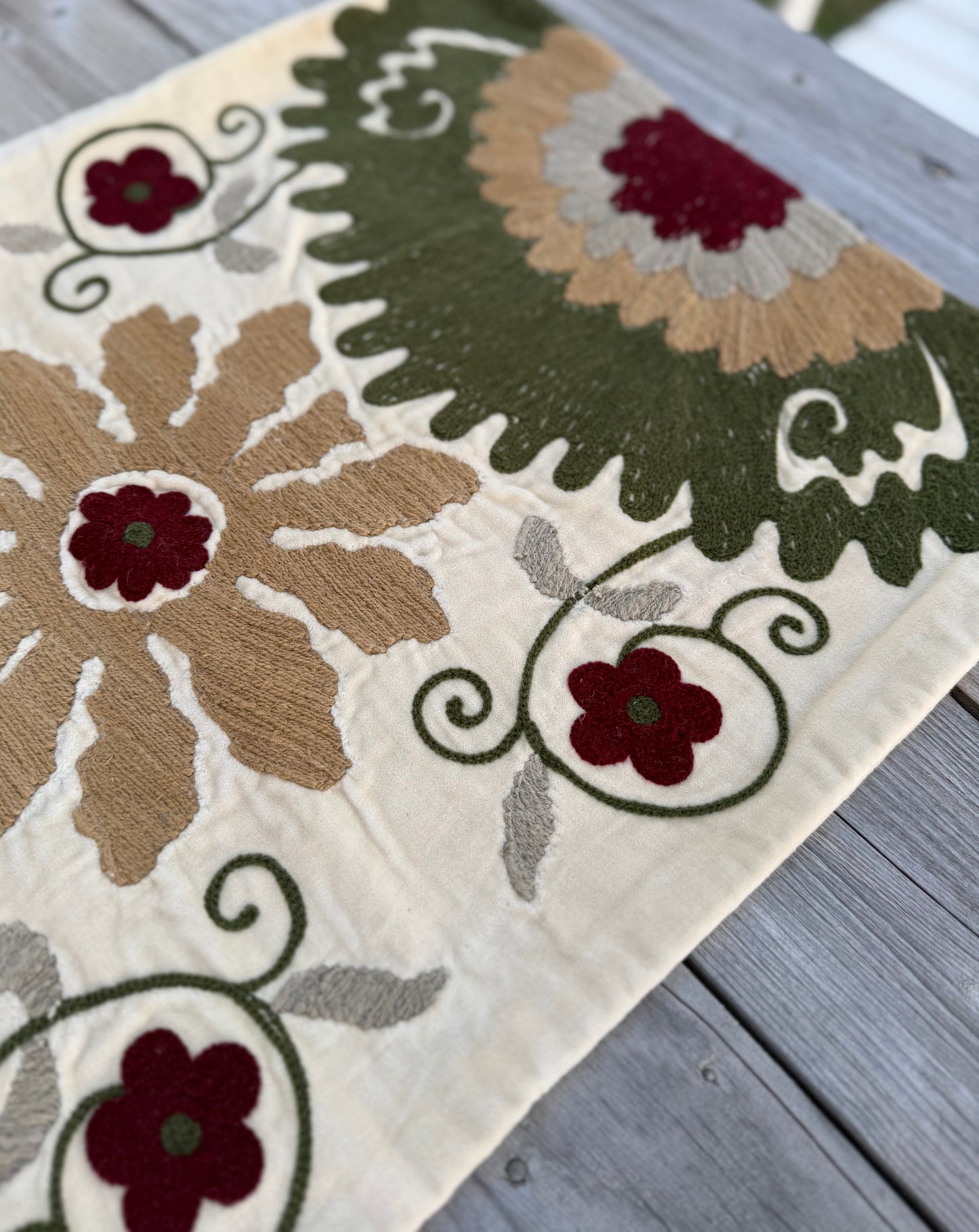 Hvit velour med broderi - 40x60cm