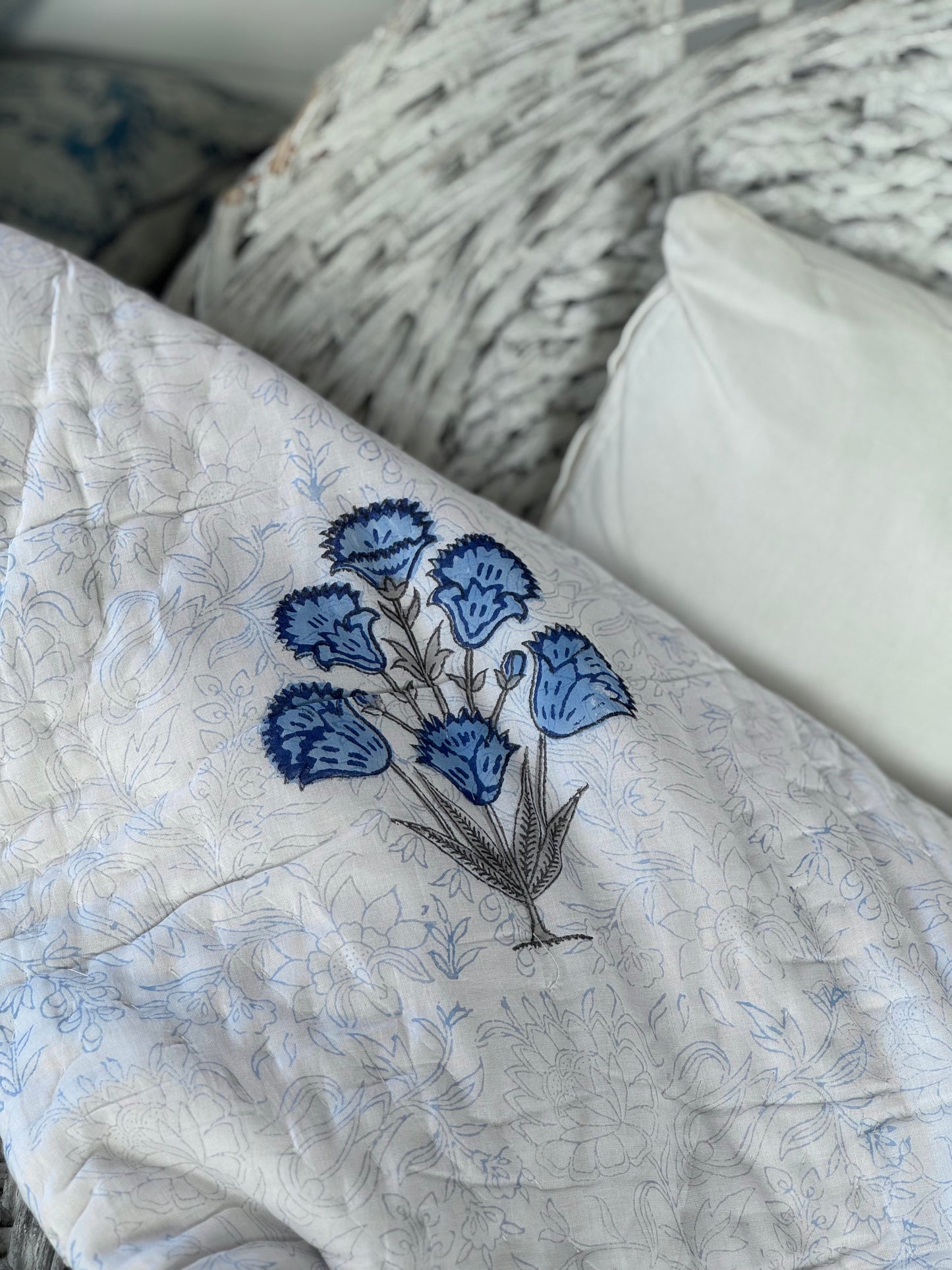Vatteppe - hvit med blå blomster