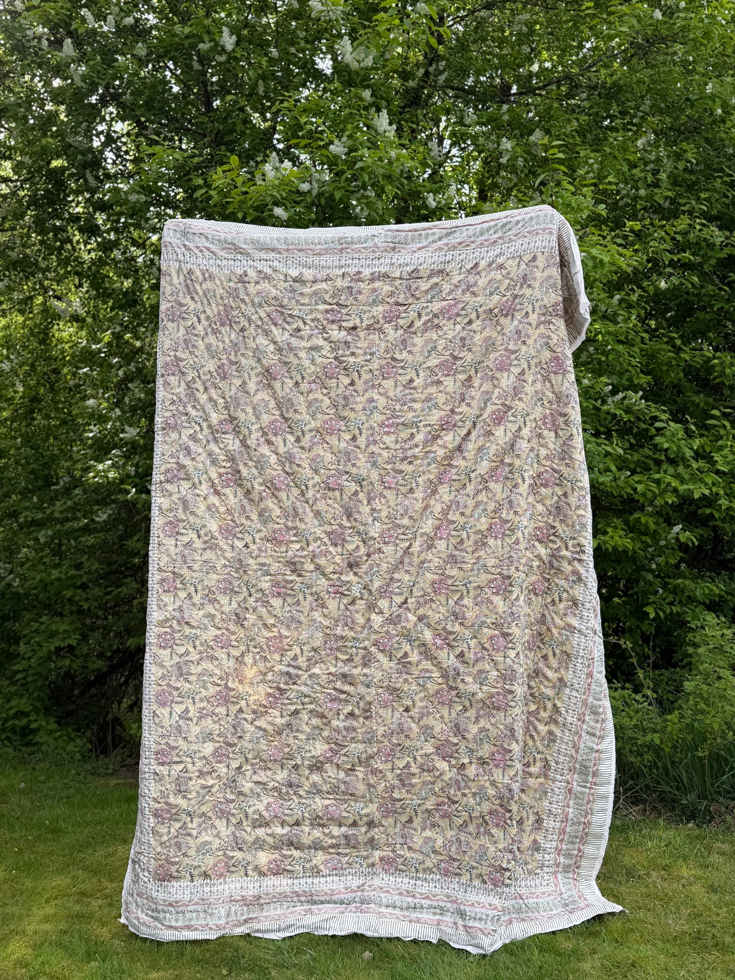 Sengeteppe - beige, rosa, brun og grønn