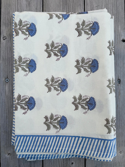Hvit med blå blomster - 150x220 cm