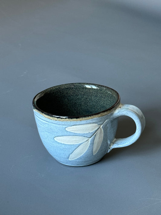 Hånddreid kaffekopp med olivenblad-mønster