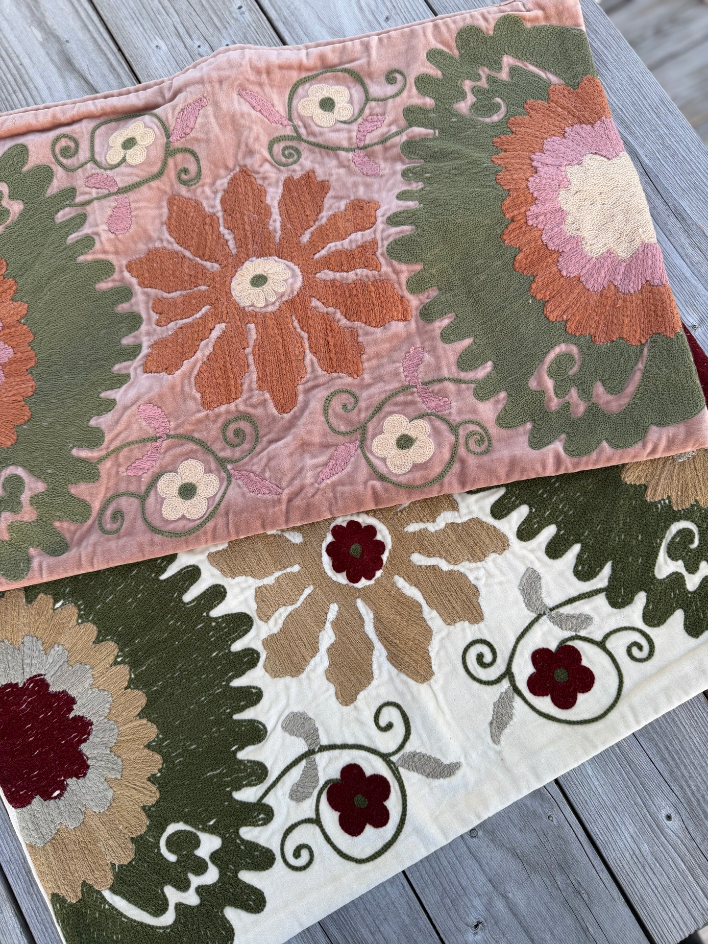 Hvit velour med broderi - 40x60cm
