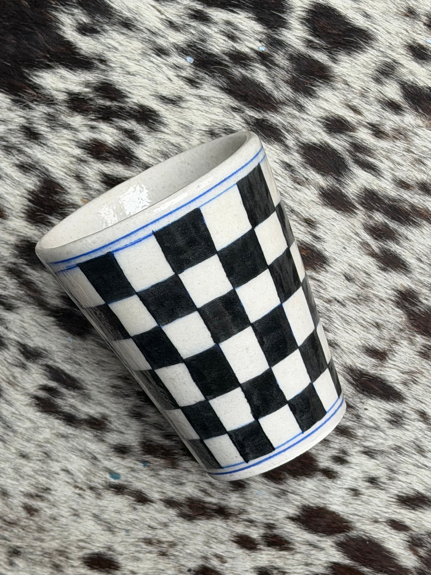 Vase med håndmalte ruter