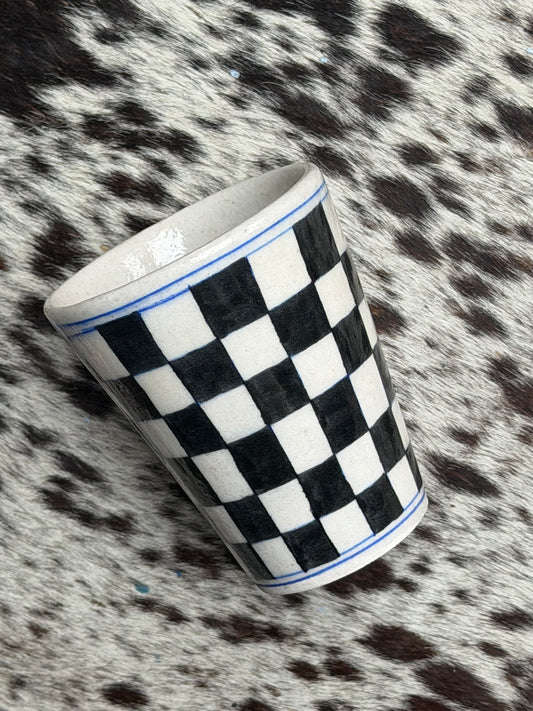 Vase med håndmalte ruter