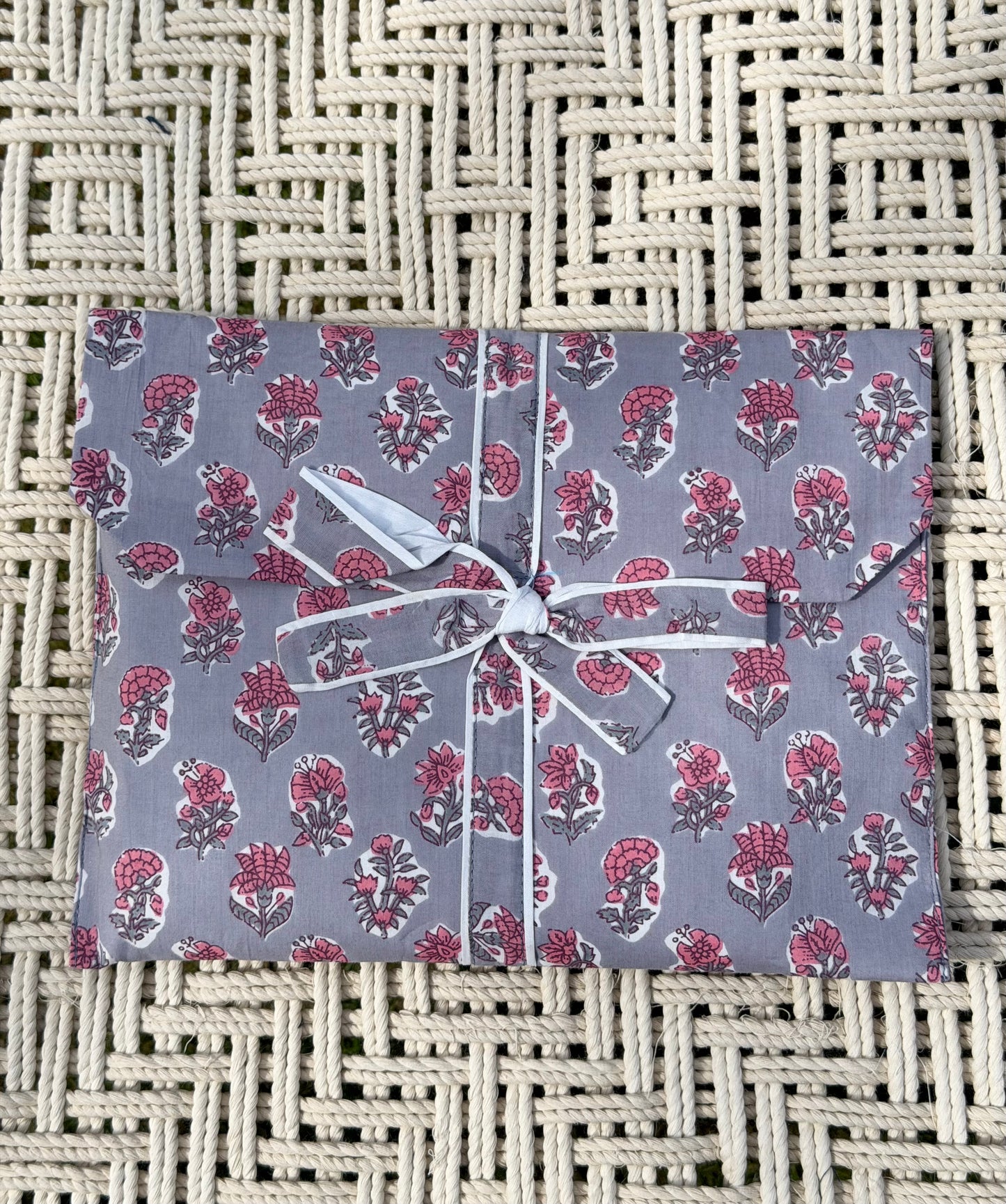 Pysjamas - Grå med rosa blomster