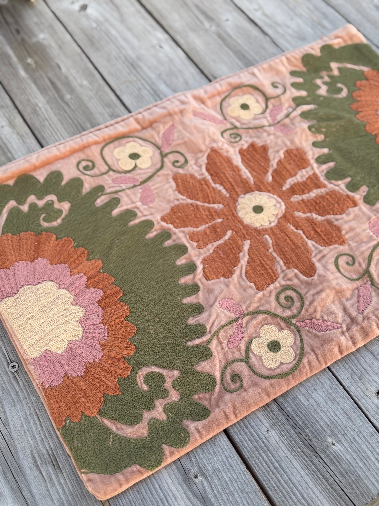 Rosa velour med broderi - 40x60cm