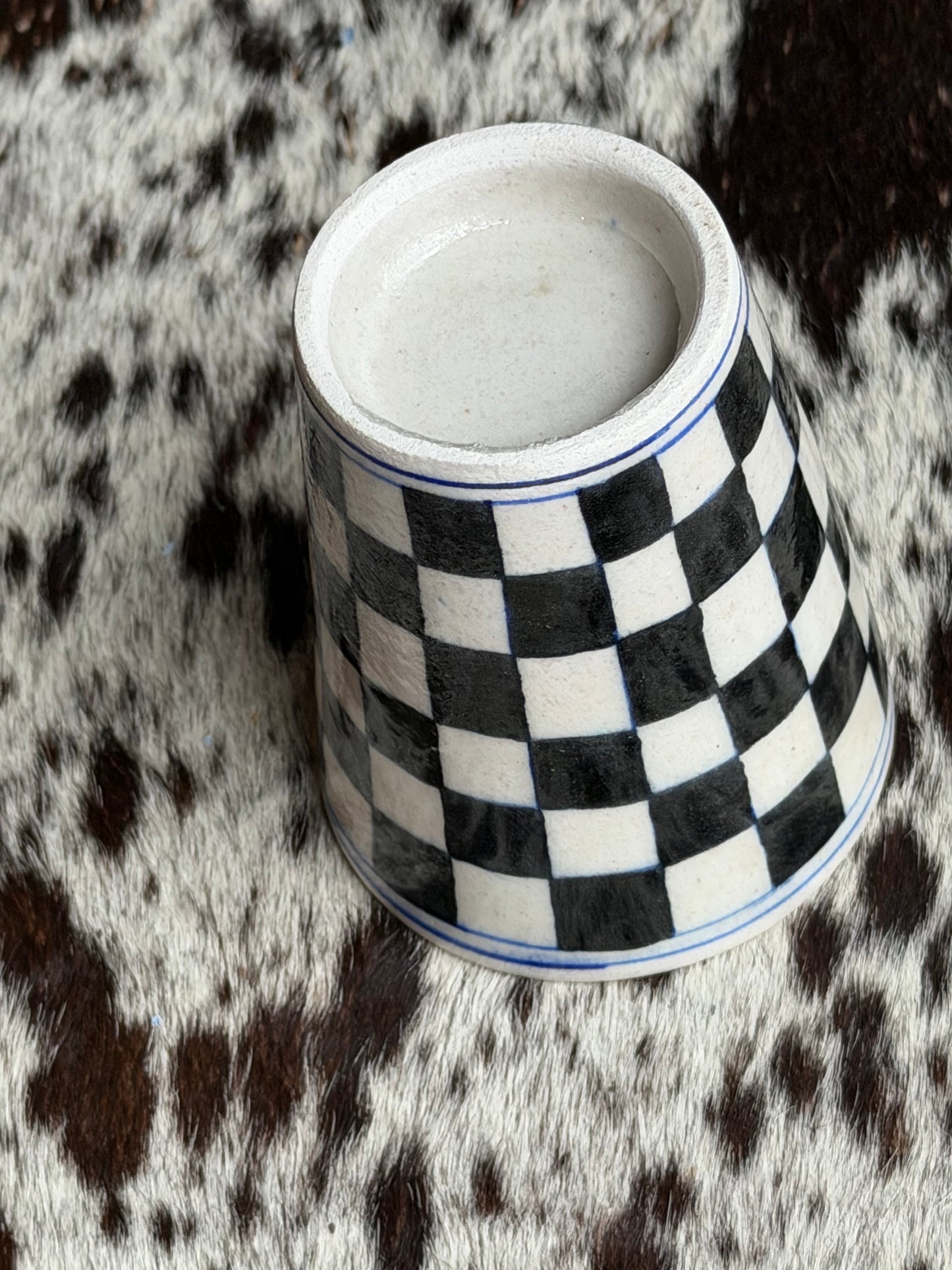 Vase med håndmalte ruter