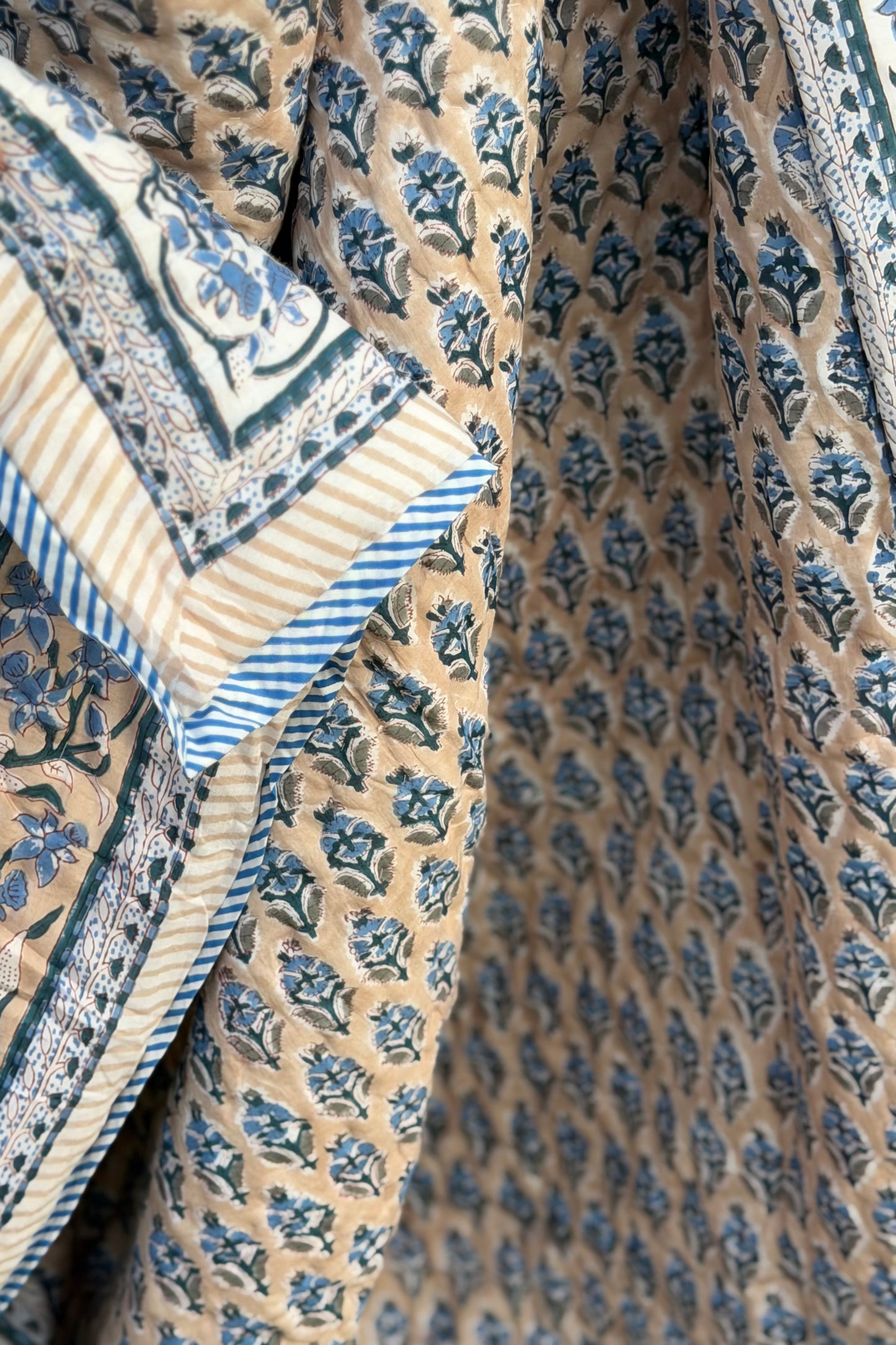 Vatteppe - beige, blå og hvit