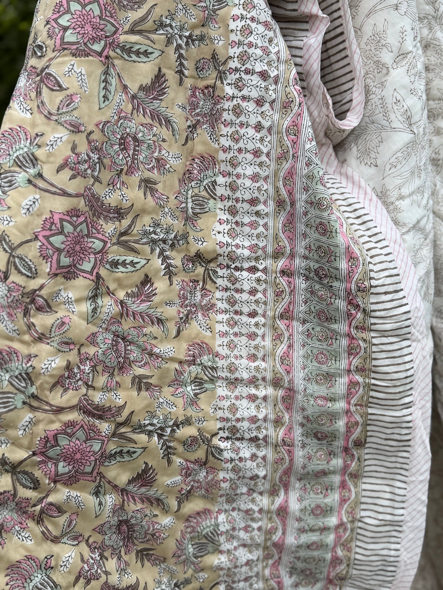Sengeteppe - beige, rosa, brun og grønn