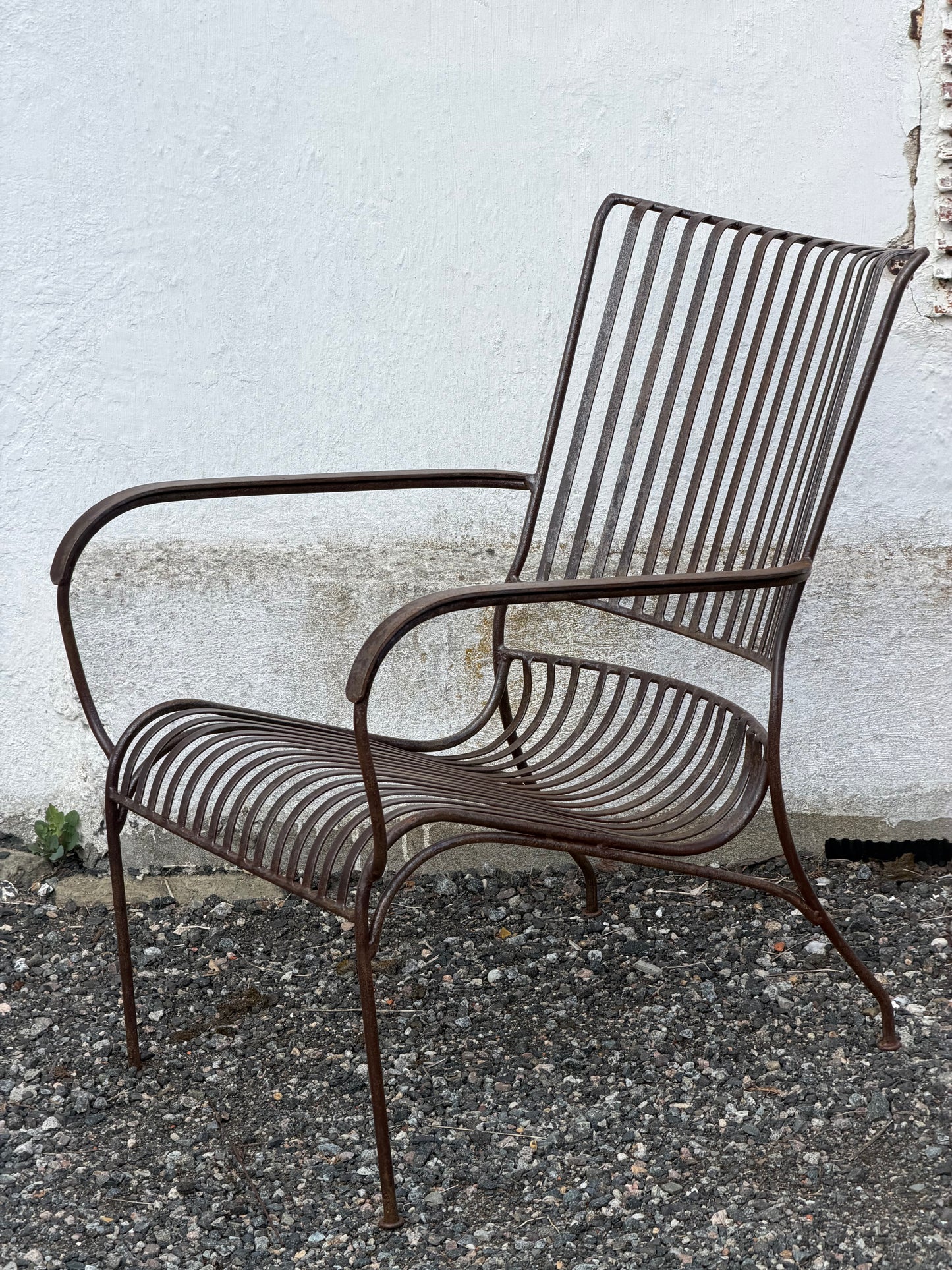 Loungestol i smijern med armlener (rust)