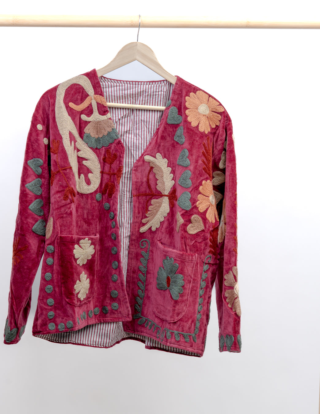 Jakke med broderi (V-neck)