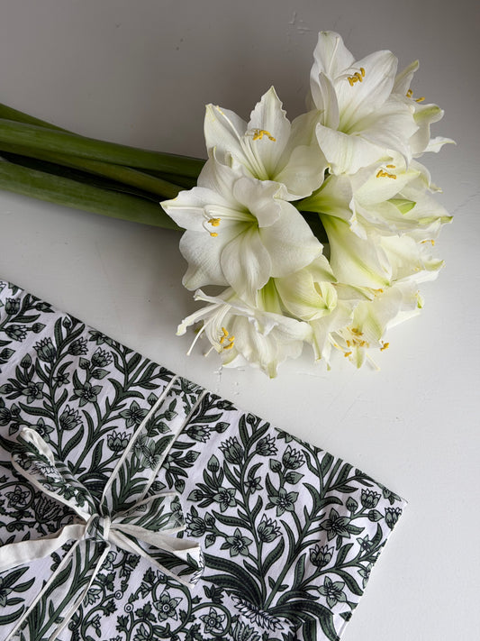 Pysjamas - hvit med dyp grønt mønster