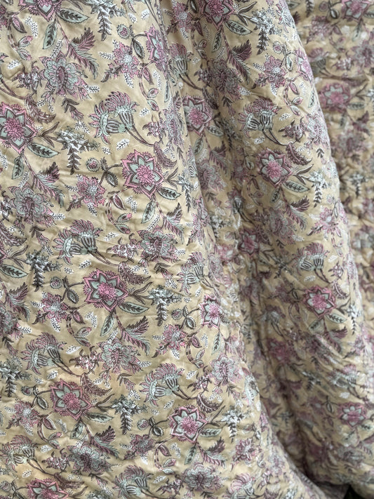 Sengeteppe - beige, rosa, brun og grønn