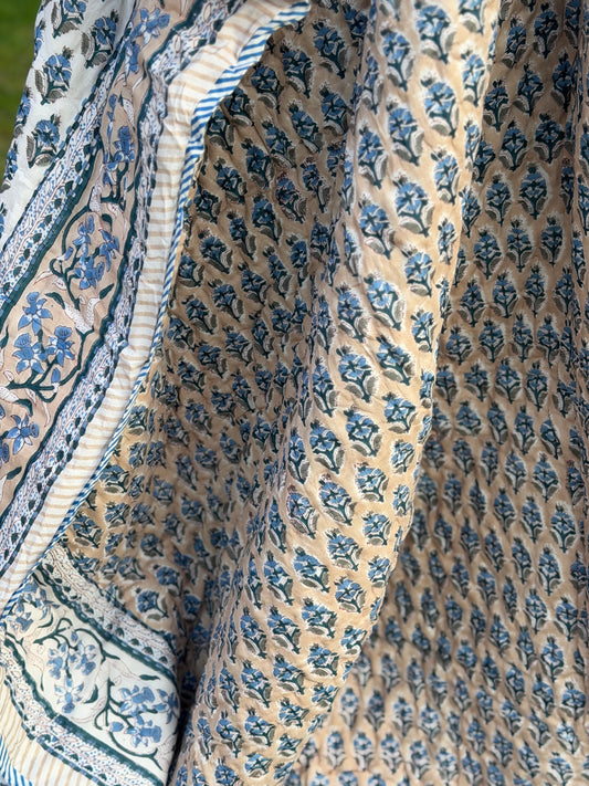 Vatteppe - beige, blå og hvit