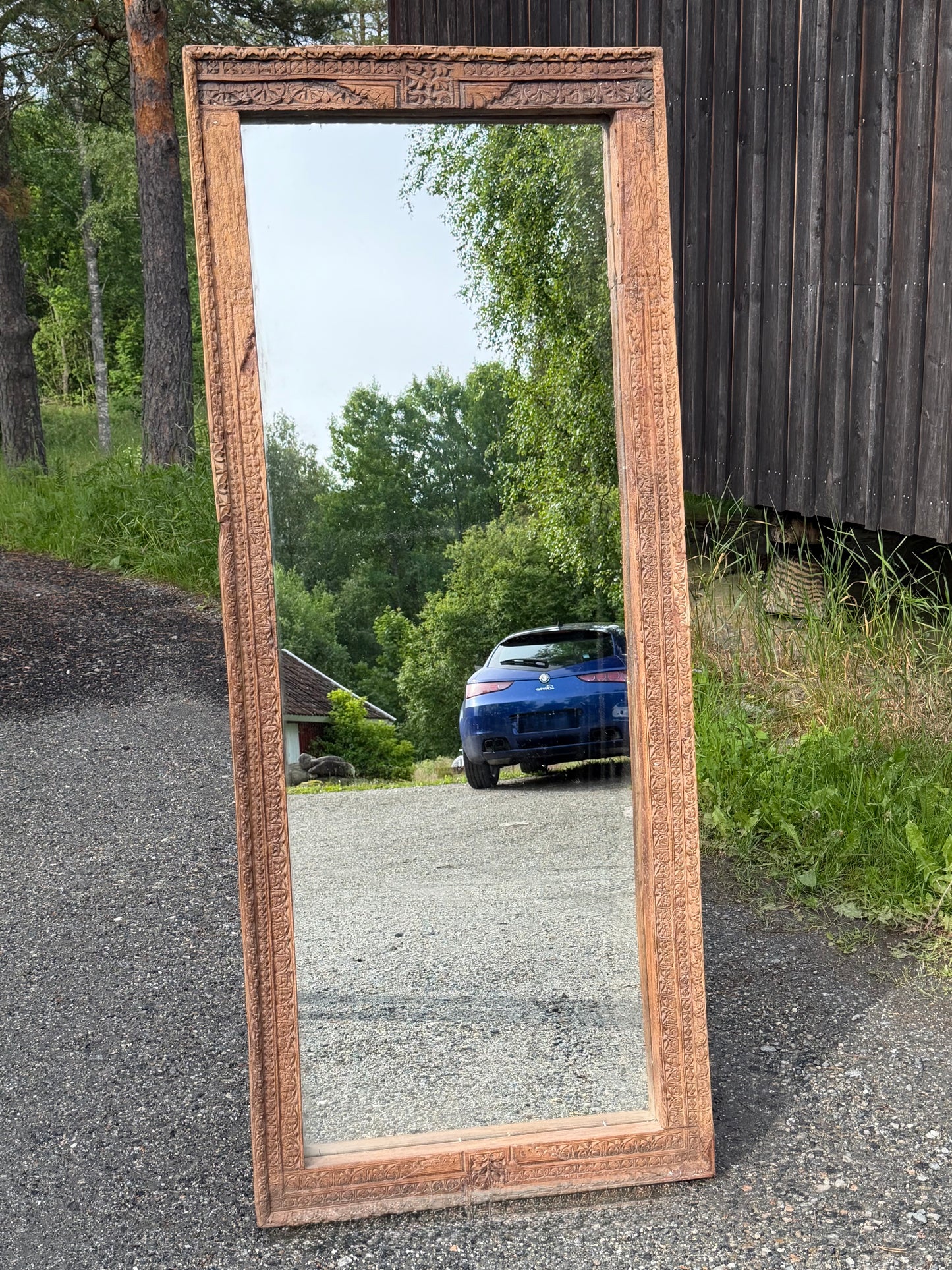 Speil med utskjæringer