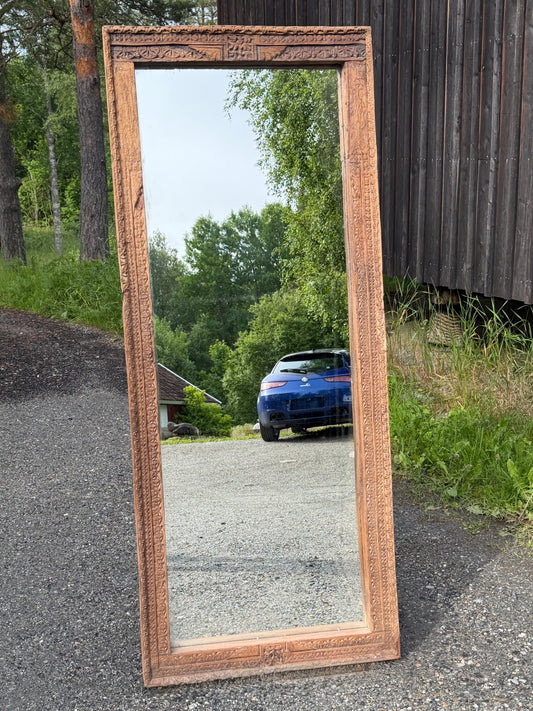 Speil med utskjæringer (reservert)