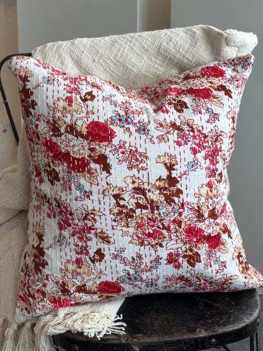 Kantha hvit med blomster