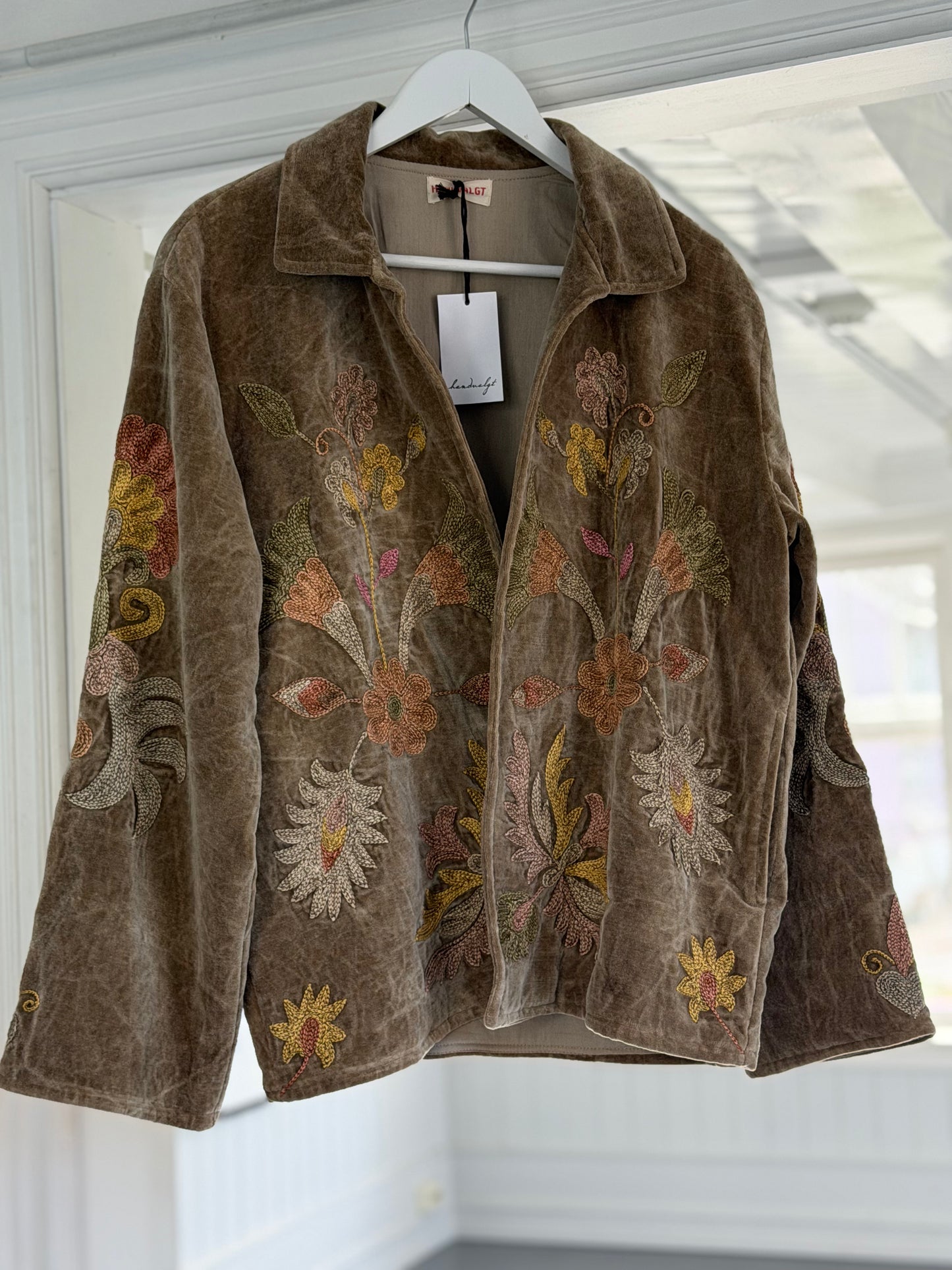 Jakke med håndbroderi - khaki