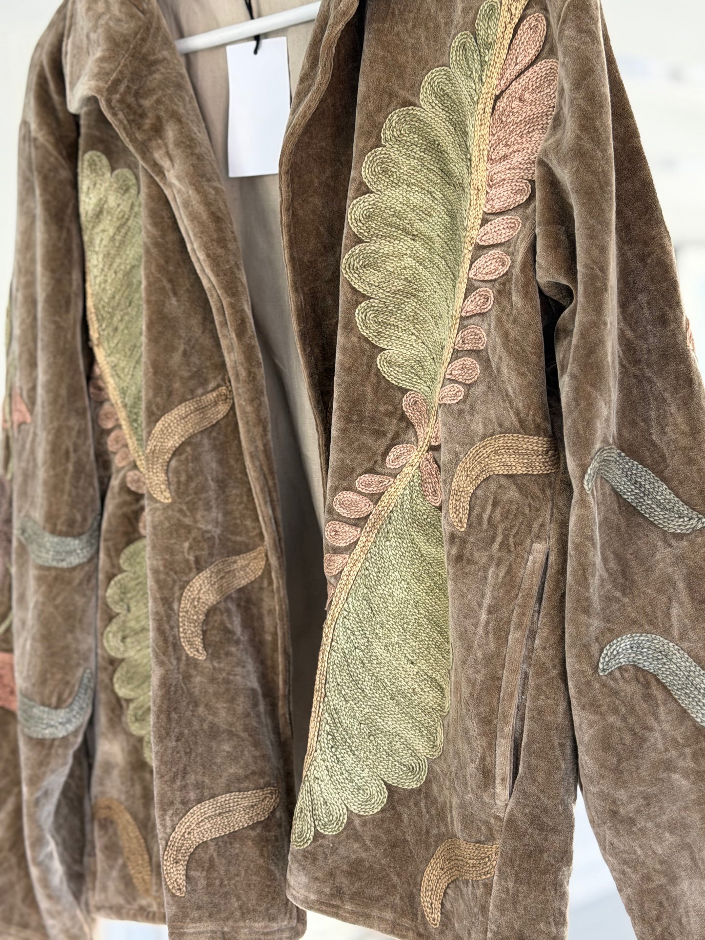Jakke med håndbroderi - khaki