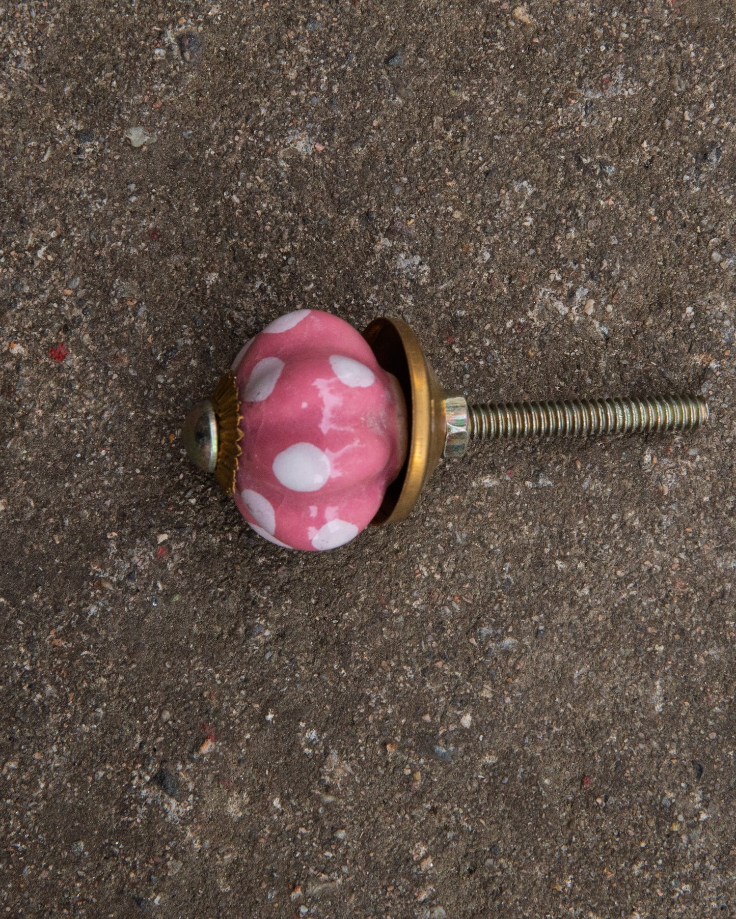 Skapknott keramikk – Rosa med hvite prikker